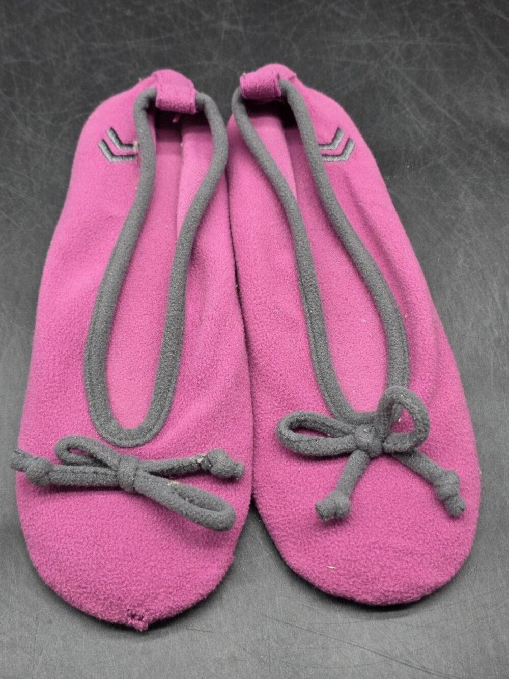Isotoner Slippers Shoes Womens Size 7 Pink Fleece Ballet Bow House Damaged